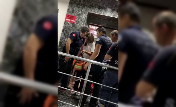 Sağlıkçıların asansörle imtihanı: İtfaiye ekipleri dakikalarca kurtarmak için mücadele verdi