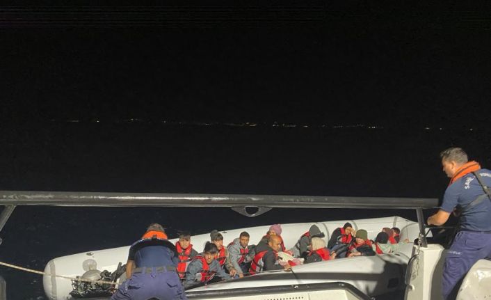 Sahil Güvenlik uçağının tespit ettiği 18 düzensiz göçmen Ayvalık açıklarında yakalandı