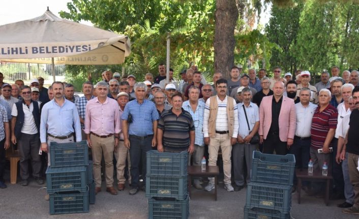 Salihli’de üreticilere 9 bin meyve kasası hibe edildi