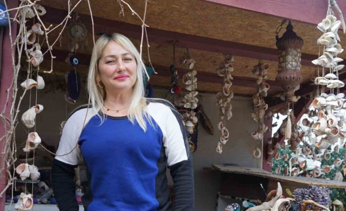 Selin sürüklediği ağaç kökleri ile taşları toplayıp dekoratif süs eşyalarına dönüştürdü