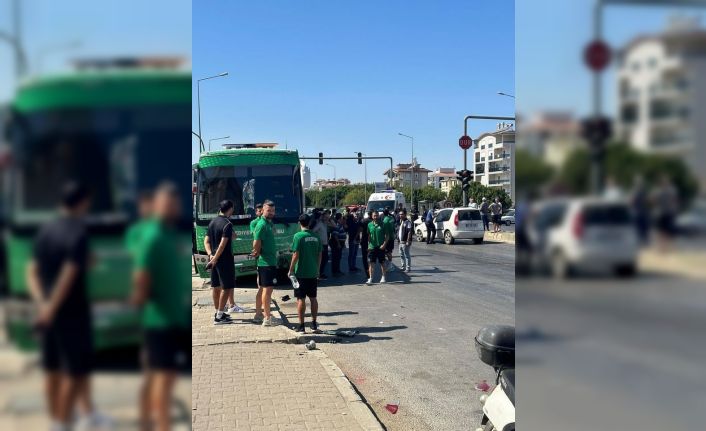 Serik belediyespor takımını taşıyan otobüs, maç öncesi kaza yaptı, 1 kişi yaralandı