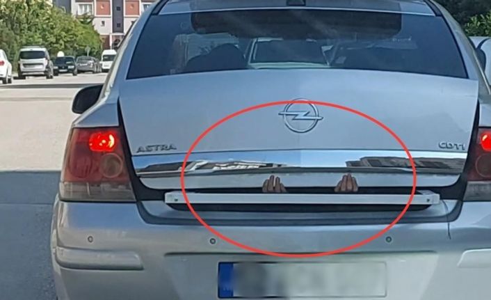 Seyir halindeki aracın bagaj kapağının açılmaması için tehlikeli çözüm