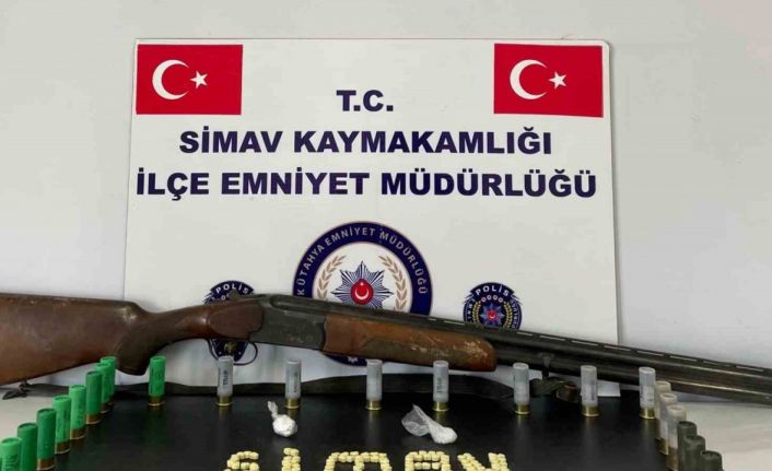 Simav’da araçlarında ruhsatsız av tüfeği ve uyuşturucu bulunan 3 kişiden 2’si tutuklandı