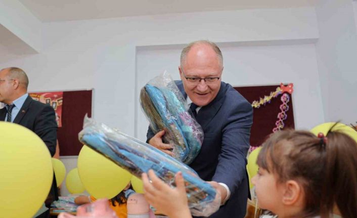 Sivas’ta minik öğrencilere çanta hediyesi