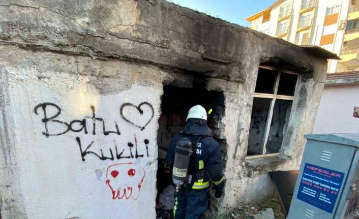 Sokaktan binbir emekle topladıkları yandı, gözyaşlarını tutamadı