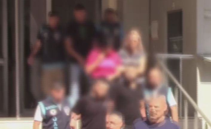 Sosyal medyadan tanıştığı şahısları eve davet ederek zorla senet imzalatan 4 kişi yakalandı