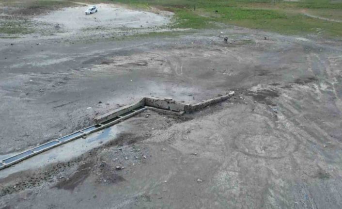 Suların çekildiği Sazlıdere Barajı’nda tarihi köprü ve yalak ortaya çıktı