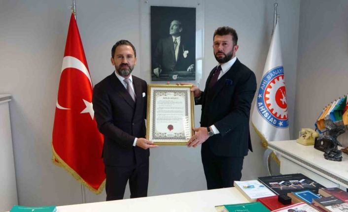 Sultanbeyli’de işletme sahibi, kafede unutulan para dolu cüzdanı derneğe iade etti