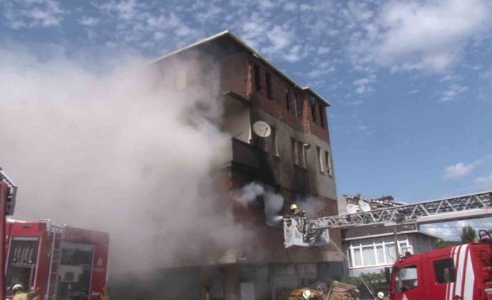 Sultanbeyli’de mobilya deposunun alev alev yandığı anlar kamerada