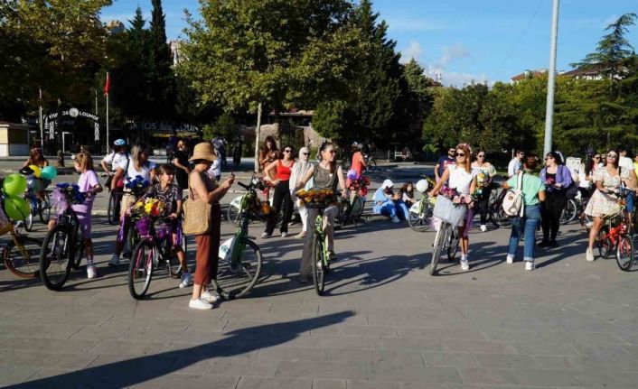 Süslü Kadınlar Bisiklet Turu, İzmit’te renkli görüntüler oluşturdu