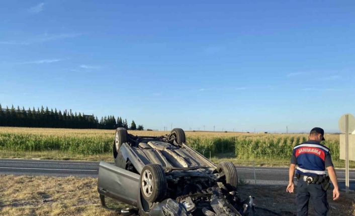 Takla atan otomobilden emniyet kemeri sayesinde yara almadan çıktı