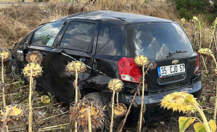 Takla atıp ayçiçek tarlasına giren otomobilde 2 kişi yaralandı