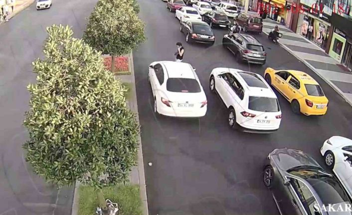 Telefonla konuşarak karşıya geçerken otomobil çarptı