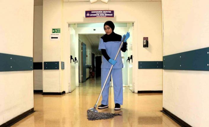 Temizlik personeli olarak çalıştığı hastanenin tıp fakültesini kazandı