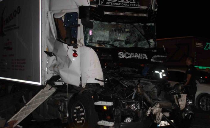 Tır, aynı yönde seyreden başka bir tıra arkadan çarptı: 1 ölü