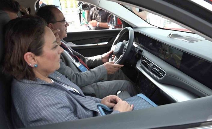 Togg Fabrikası’nda bir ilk...CHP’li vekillerden Togg’a övgü