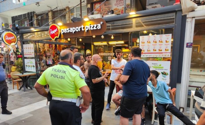 Trafiğe kapalı alana motorlarıyla giren grup ile esnaf arasında kavga: 2 yaralı