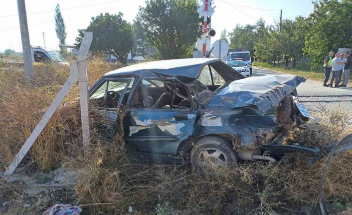 Trenle otomobil çarpıştı: 1 Yaralı