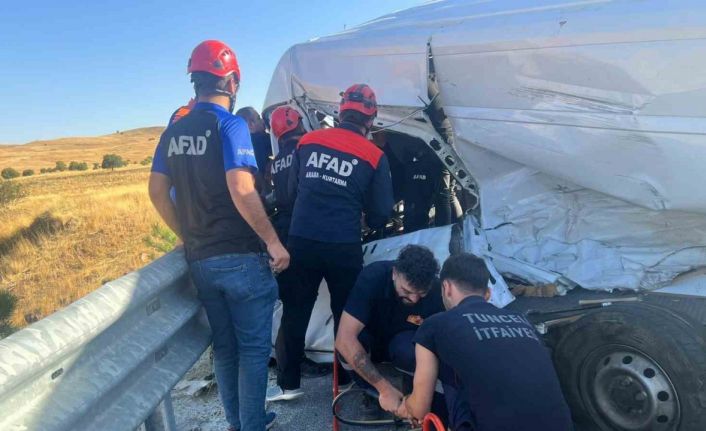 Tunceli’de 2 araç kafa kafaya çarpıştı: 3 ağır yaralı