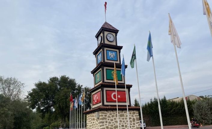 Türk Hakimiyeti Anıtı’nda 1075 yılından bu yana kesintisiz ayakta duran 3 devletin bayrakları yer alıyor