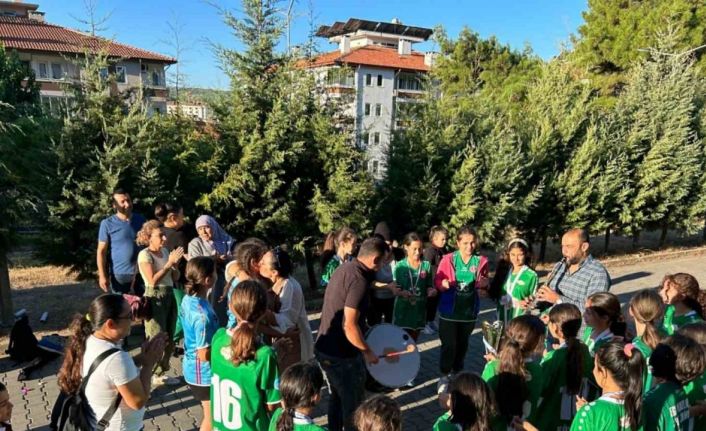 Türkiye ikincisi olan Muğla Kızlar Hokey karması davul zurna ile karşılandı