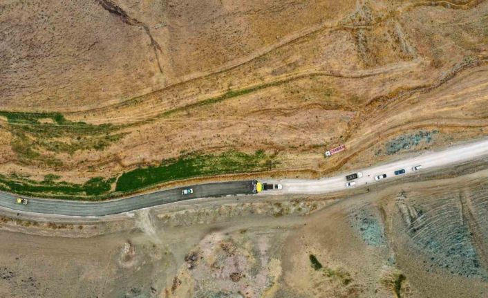 Türkiye’nin en soğuk ilçesinde beton yol çalışması