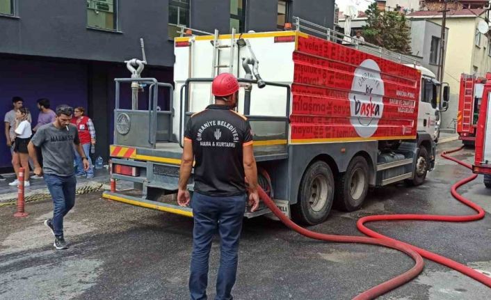 Ümraniye Belediyesi Arama Kurtarma ekipleri Ataşehir’deki iş yeri yangınına müdahale etti