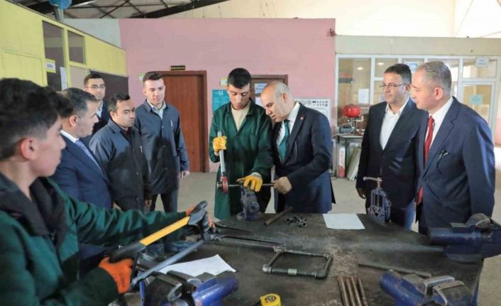 Vali Koç, teknik liseyi ziyaret etti