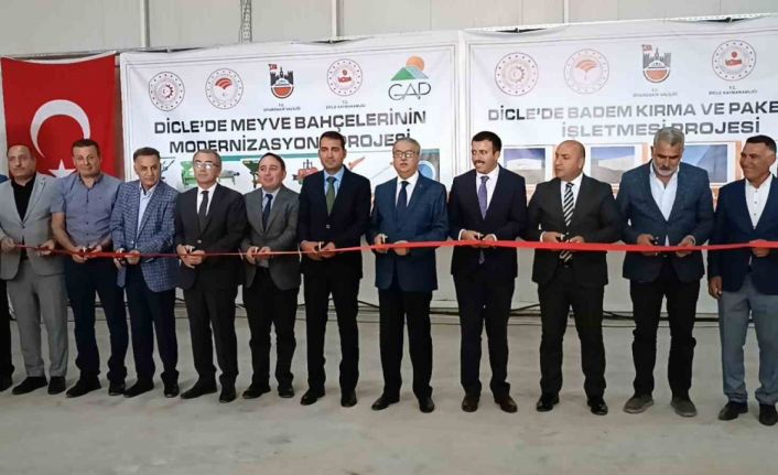 Vali Su, Dicle’de çiftçilere tarım makineleri dağıtımı ve badem fabrikasının açılışına katıldı