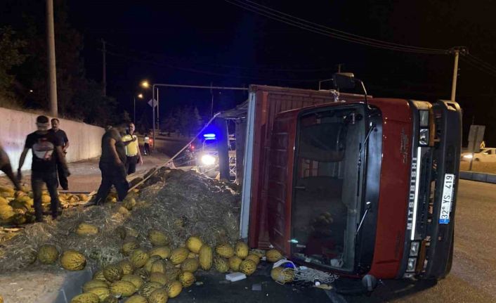 Virajı alamayan kavun yüklü kamyon devrildi, trafikte uzun araç kuyruğu oluştu