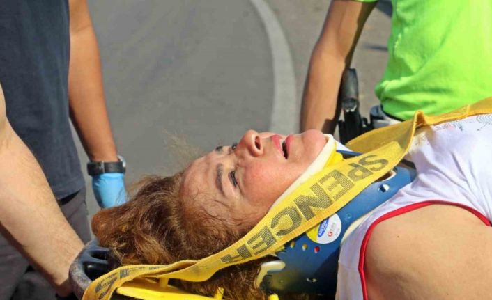 Virajı alamayan otomobil takla atıp uçuruma yuvarlandı, sıkışan araçtan çıkartılan kadın acı içinde kıvrandı