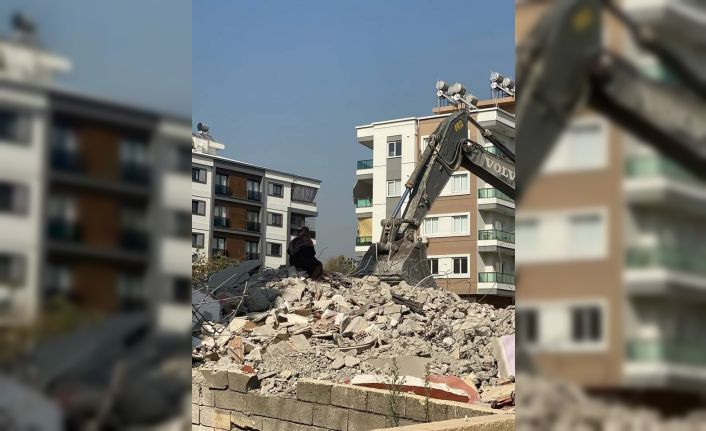 Yerinde dönüşüme tepki gösteren kadın, enkazın üzerine çıkıp çalışmaları engellemek istedi