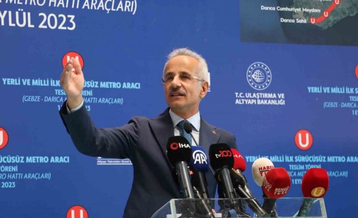 Yerli ve milli sürücüsüz ilk metro aracı Ulaştırma ve Altyapı Bakanlığına teslim edildi