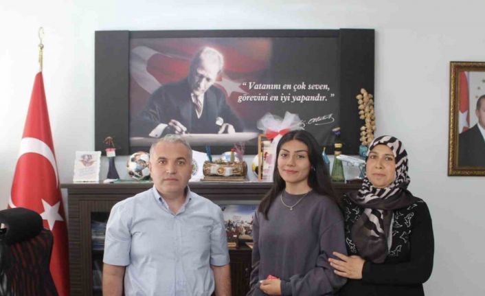 YKS’de derece yapan genç kız yarım altınla ödüllendirildi
