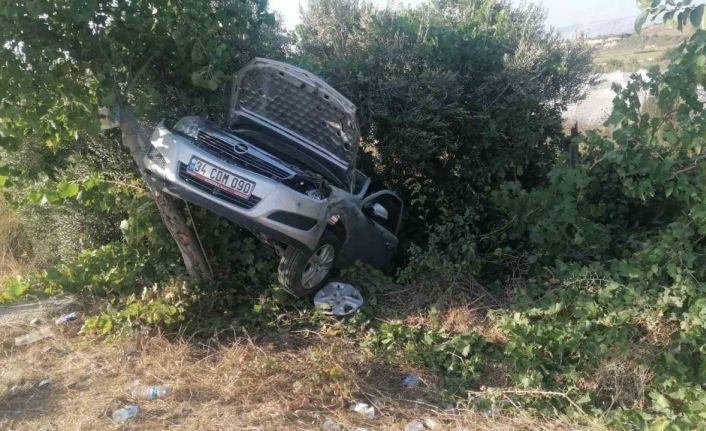 Yoldan çıkan otomobil takla atarak bahçeye girdi: 3 yaralı