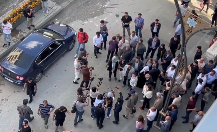 Yüksekova’da PKK operasyonlarını protesto etmek isteyen gruba polisten müdahale