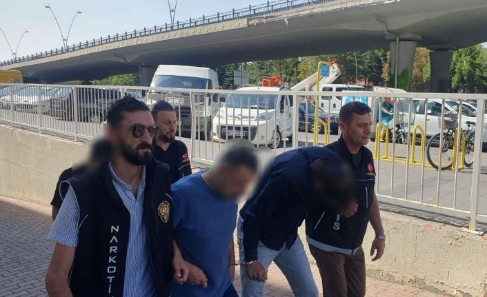 Zehir tacirleri narkotik polisinden kaçamadı