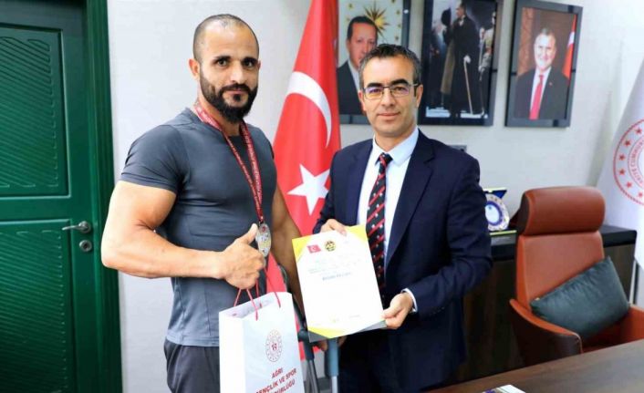 Ağrı’da yürüme engelli kalan inşaat işçisi, vücut geliştirme şampiyonasında Türkiye ikincisi oldu