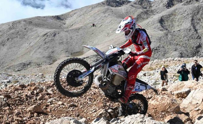 Endurocular deniz seviyesinden 2 bin 365 metre yükseklikteki Tahtalı Dağı’nın zirvesine çıktı