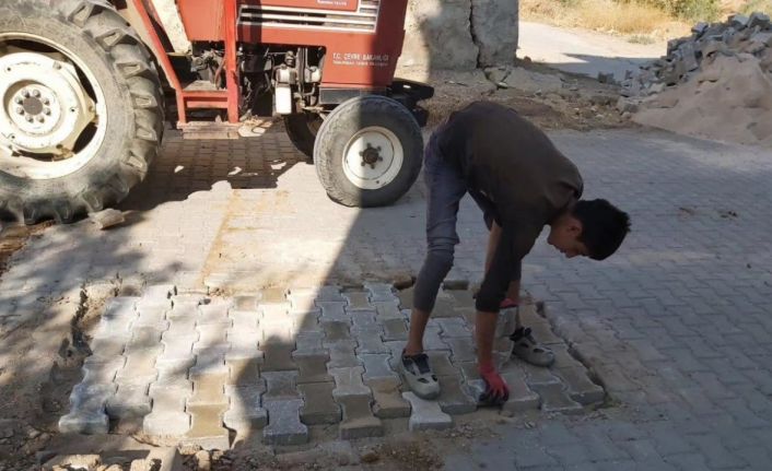 Hassa Belediyesi, depremden zarar gören cadde yoluna parke taşı döşedi