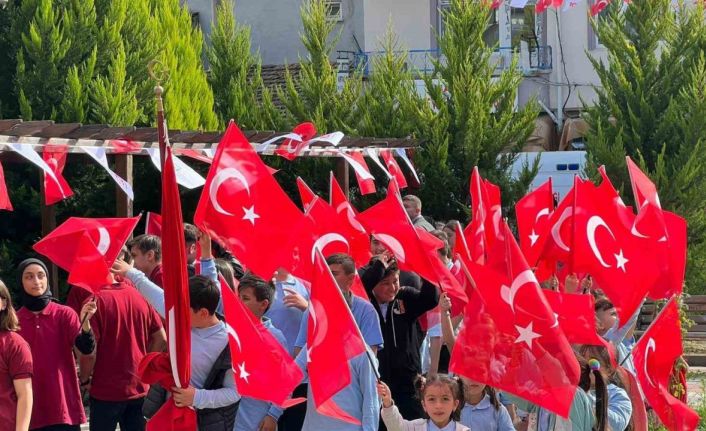 Kastamonu’nun Hanönü ilçesinde 29 Ekim Cumhuriyet Bayramı çelenk koyma töreni düzenlendi