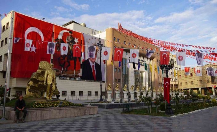 Keçiören’de cadde ve sokaklar Cumhuriyetin 100. yılı için bayraklarla donatıldı