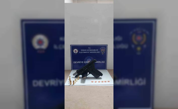 Keşan’da ruhsatsız tabanca ve uyuşturucu hap ele geçirilen şüpheli gözaltına alındı