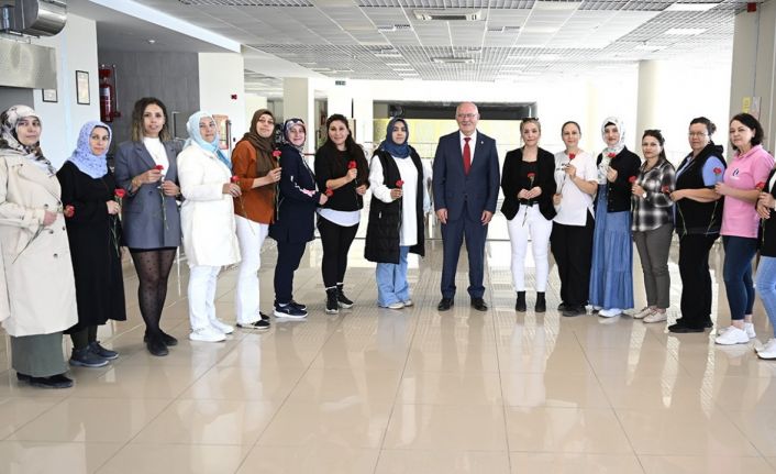 Rektör Savaş, 34 yaş üzeri kadın öğrencilerle bir araya geldi