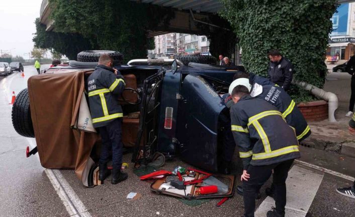 Viyadük ayağına çarpan cip devrildi