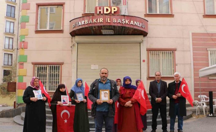 Baba ile anne kaçırılan çocukları için HDP önünde evlat nöbetine katıldı