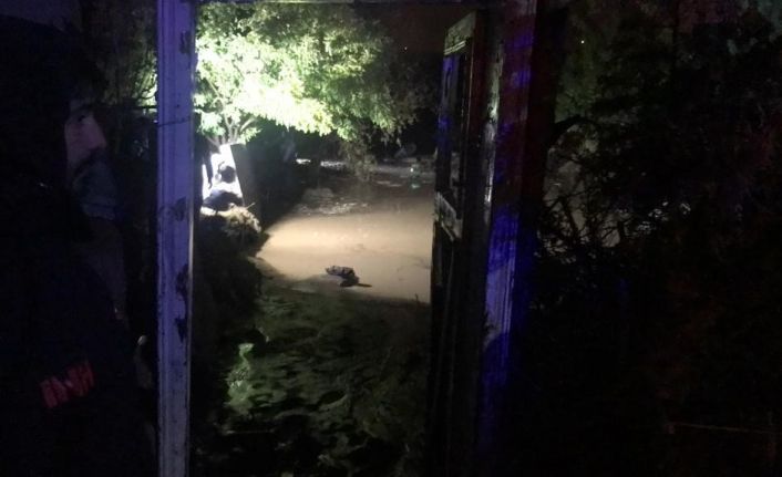 Batman’da sağanak nedeniyle kerpiç ev çöktü: Anne bulundu, 3 çocuğu kayıp