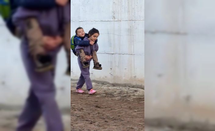 Batman’da selin getirdiği çamur nedeniyle kardeşini sırtında okula götürdü
