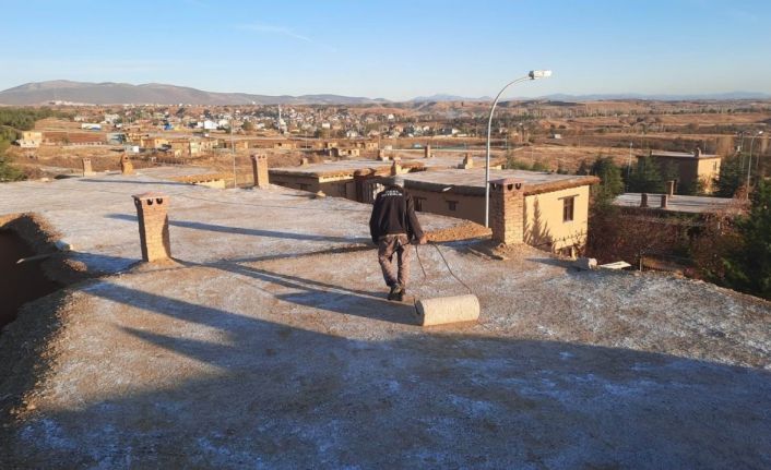 Sanatçıların köyünde toprak damlarda kış hazırlığı