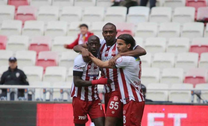 Trendyol Süper Lig: E.Y. Sivasspor: 1 - Y. Adana Demirspor: 0 (İlk yarı)